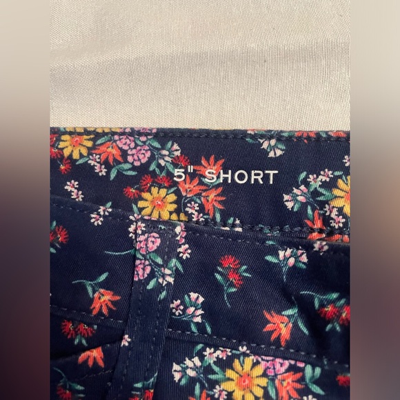St. John’s Bay Women’s Mid Rise Short Size 12 5” Inseam Navy Floral. New w tag - Picture 4 of 8